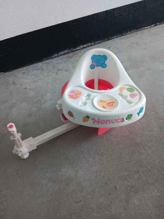 Banco Nenuco para sentar o nenuco à mesa