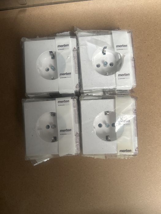 Gniazdka 230 V 5 szt firmy merten/schneider