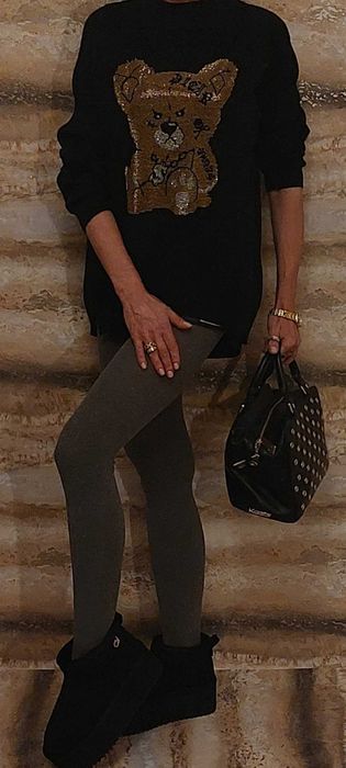 Bogato zdobiony sweterek złotymi mieniącymi dżetami z motywem Misia