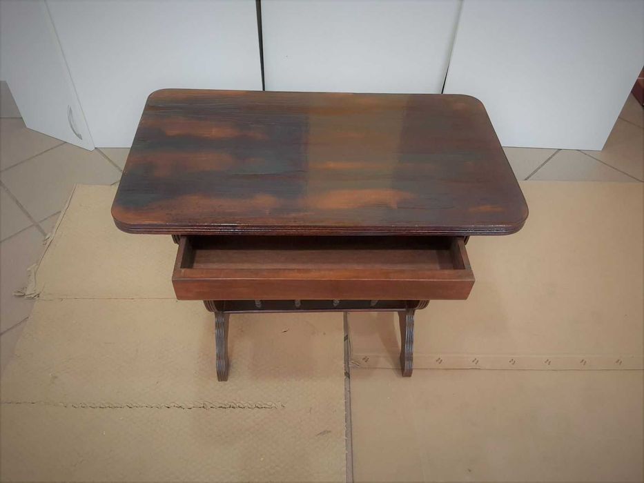 Mesa de Apoio / Porta Revistas em Madeira de Mogno