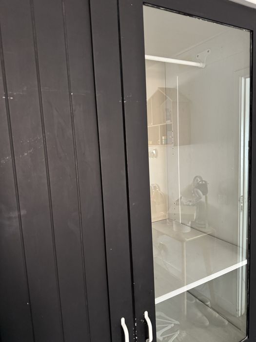 Roupeiro com porta de vidro