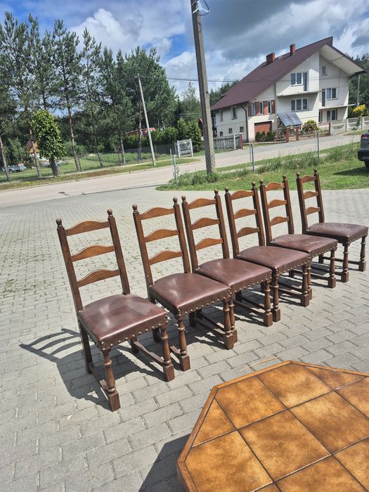 Krzesła ze skórą na siedzeniu