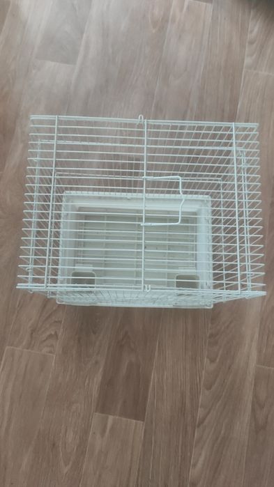 Клетка для попугаев ,с побрикушками