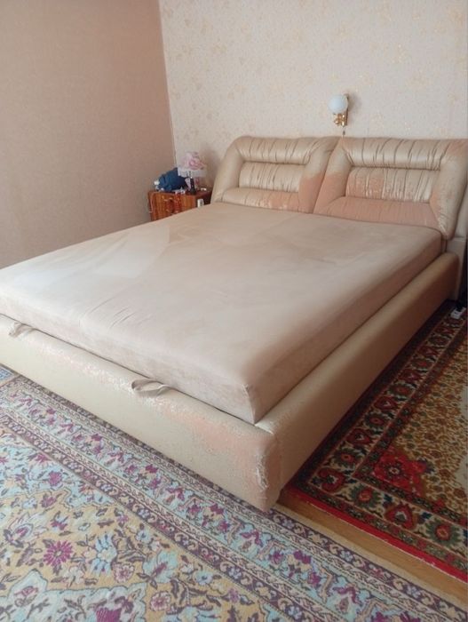 Двоспальне ліжко