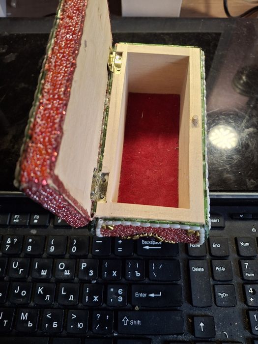 Скринька для прикрас.