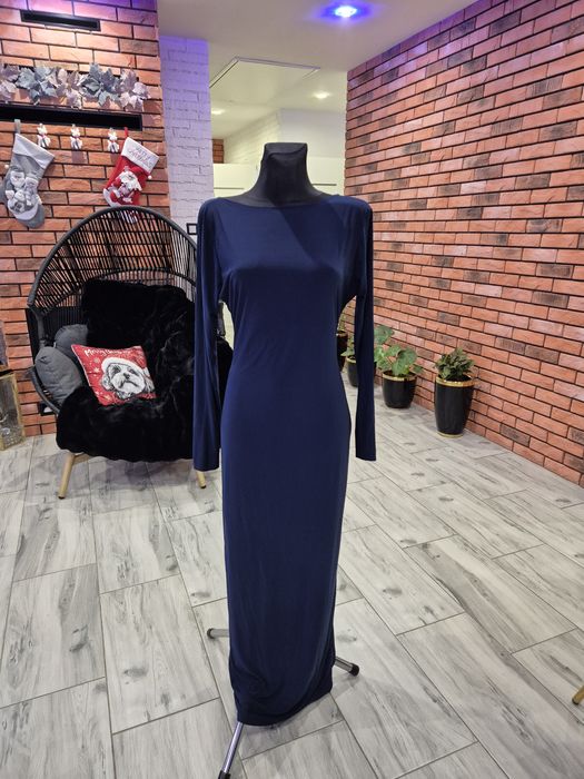 Elegancka długa sukienka z odkrytymi plecami