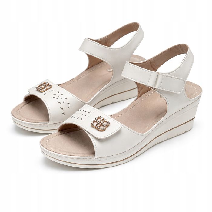 Białe sandały damskie na koturnie - wygodne, lekkie z ozdobą 41