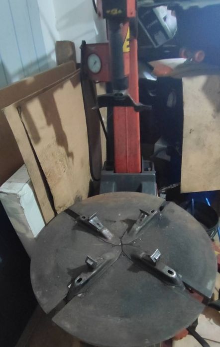 Máquina de desmontar pneu e de equilibrar pneus