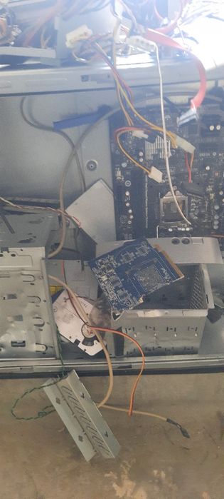 Монитор Philips и системный блок запчасти