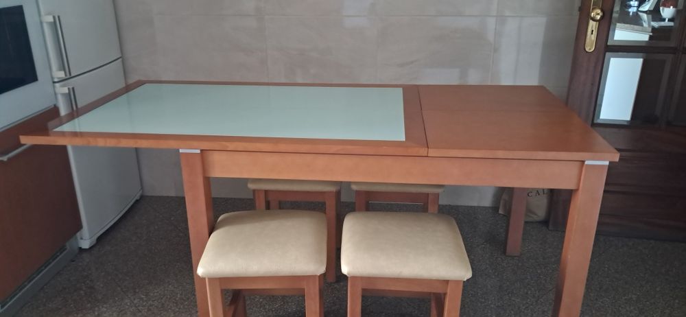 MESA para COZINHA ou SALA, em cerejeira com bancos em pele.