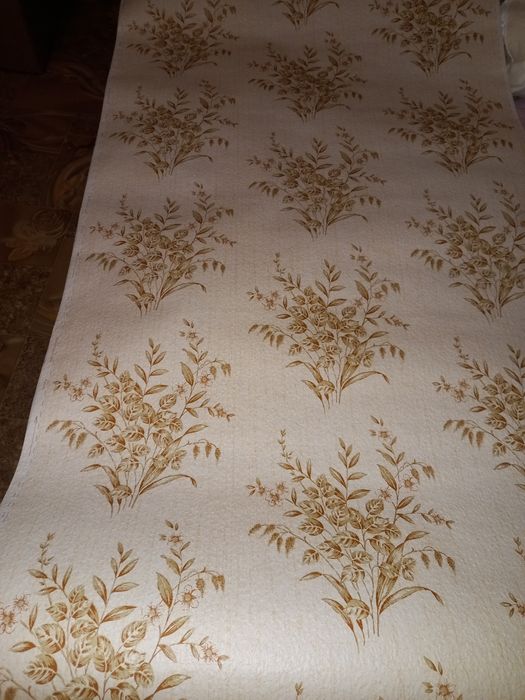 Продаются обои бумажные. 100 грн рулон.