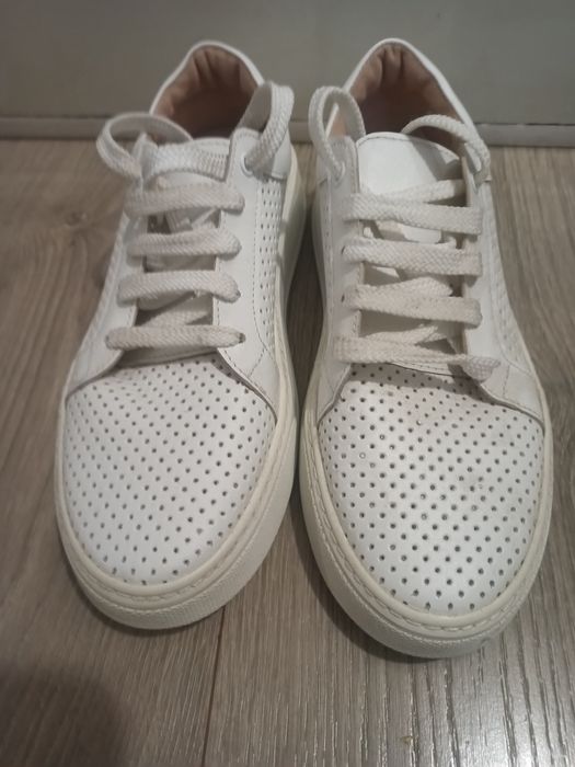 Жіночі кросівки 38