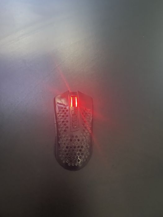 zestaw komputerowy klawiatura, myszka, sluchawki i monitor