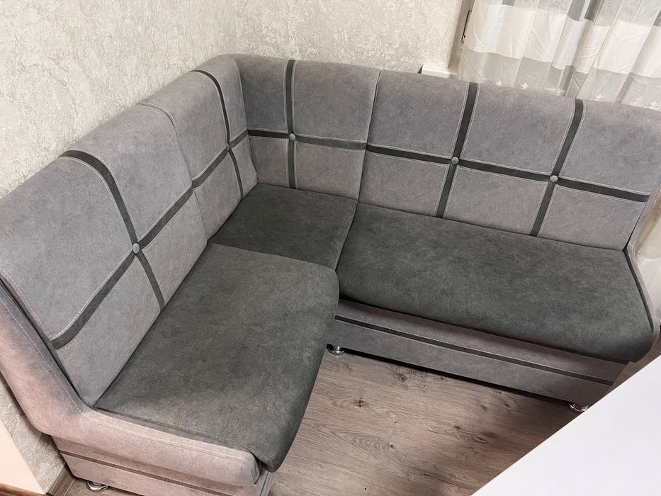 Продається стіл та уголок у кухню