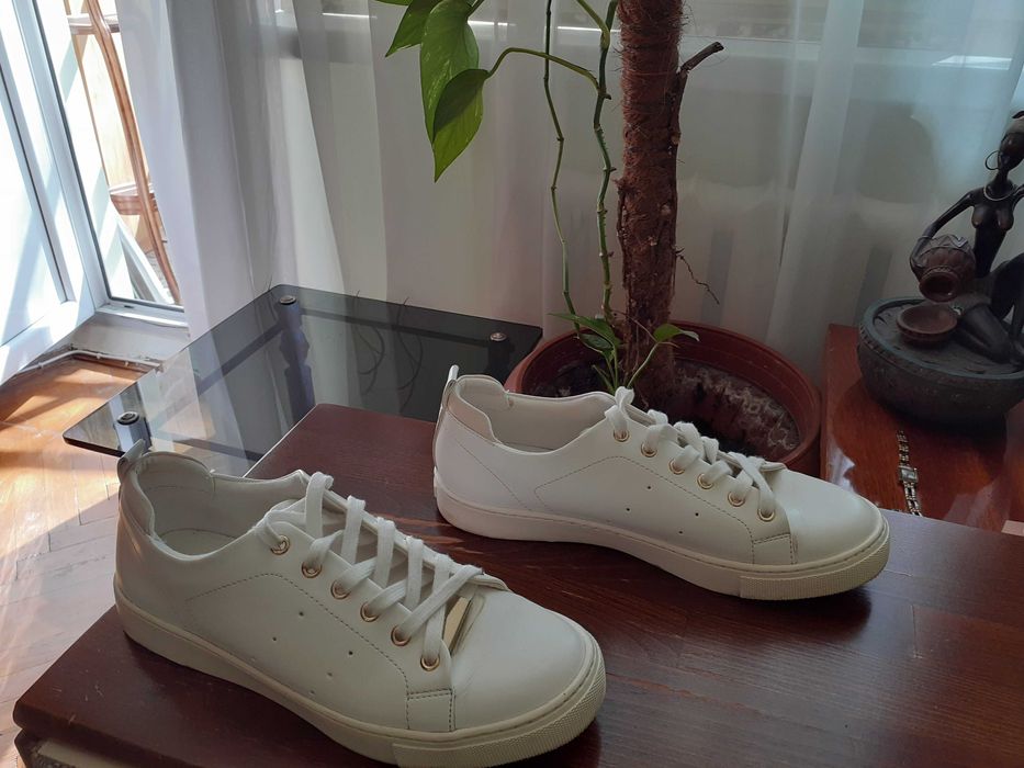 Жіночий одяг та взуття