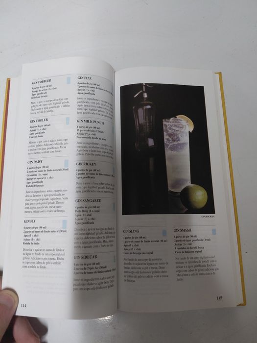 Livro antigo para confecção de cocktails 10€