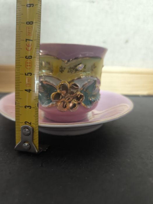 Chávena de Coleção em Porcelana – Relevos e Dourados
Elegante conjunto