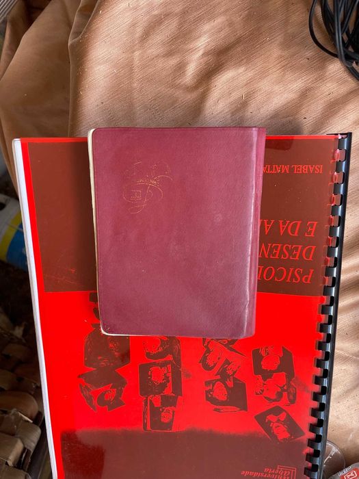 livro com cânticos de igreja