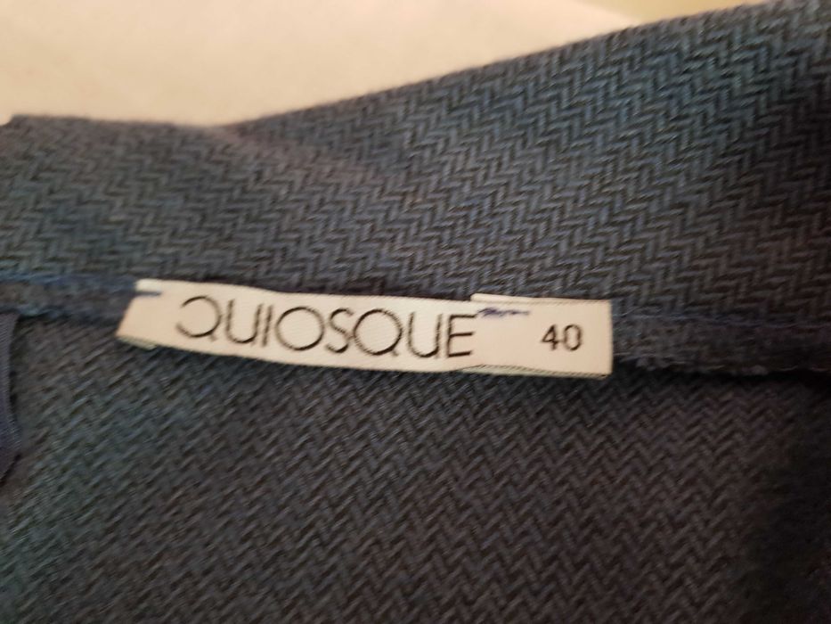 Sukienka o szykownym kroju.