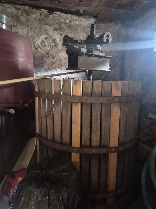 Prensa e esmagador para fazer vinho