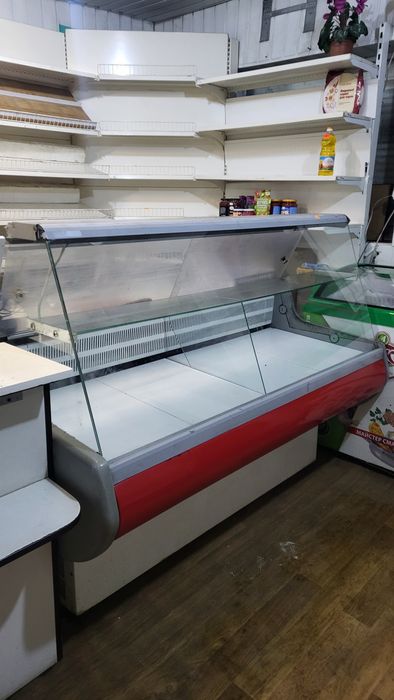Холодильна вітрина та стелажі