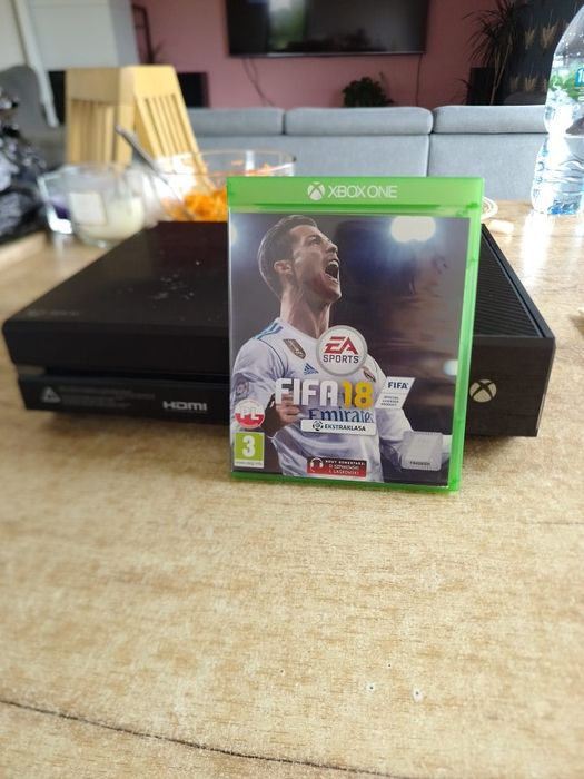 Xbox one razem z grą FIFA 18