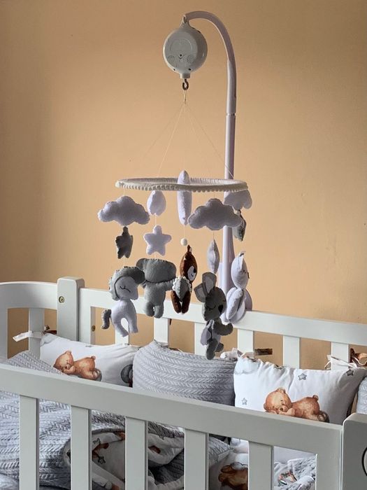 Мобіль з фетру з тримачем і музичним блоком для ліжечка