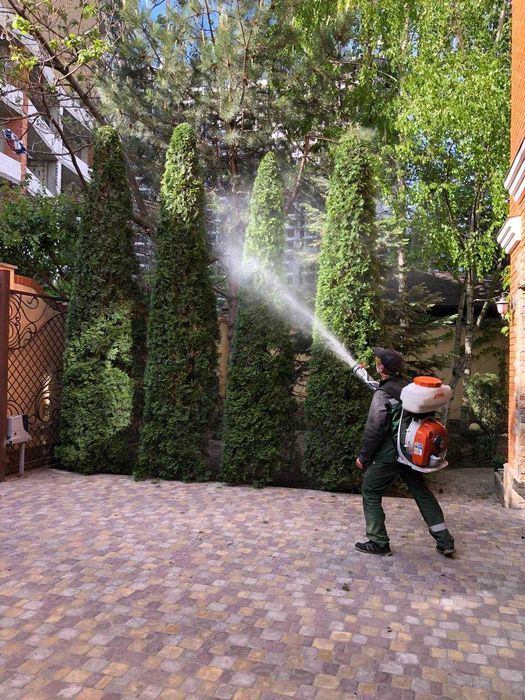 Садовник.Обрезка сада обработка от вредителей.