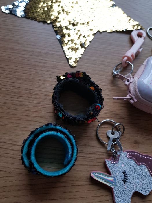 Breloczki bransoletki opaski pompony cekiny Hello kitty różności