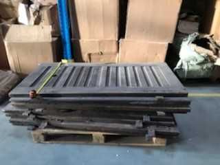 Przedwojenne drewniane okiennice wraz z okuciami