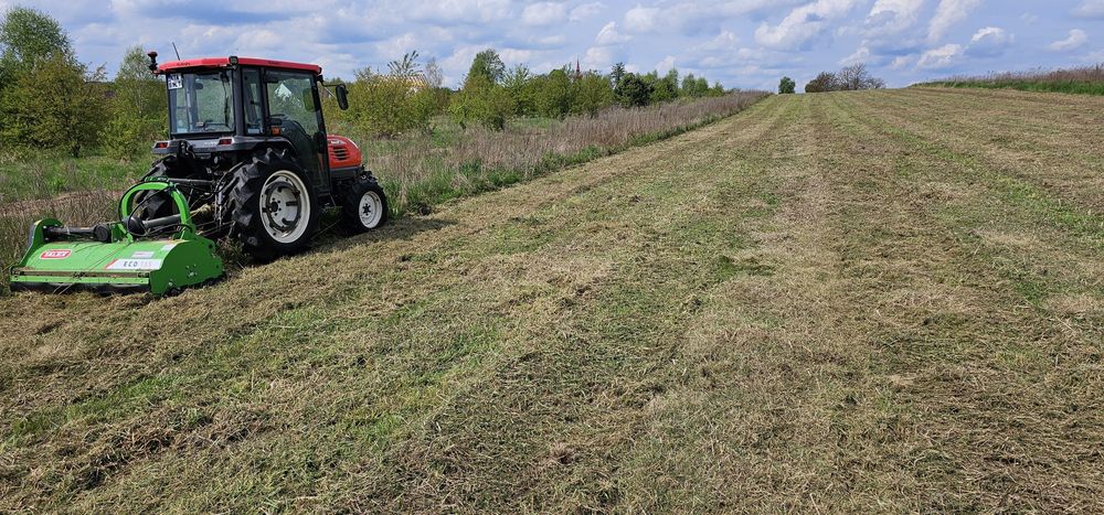Koszenie traw profesjonalnym traktorkiem