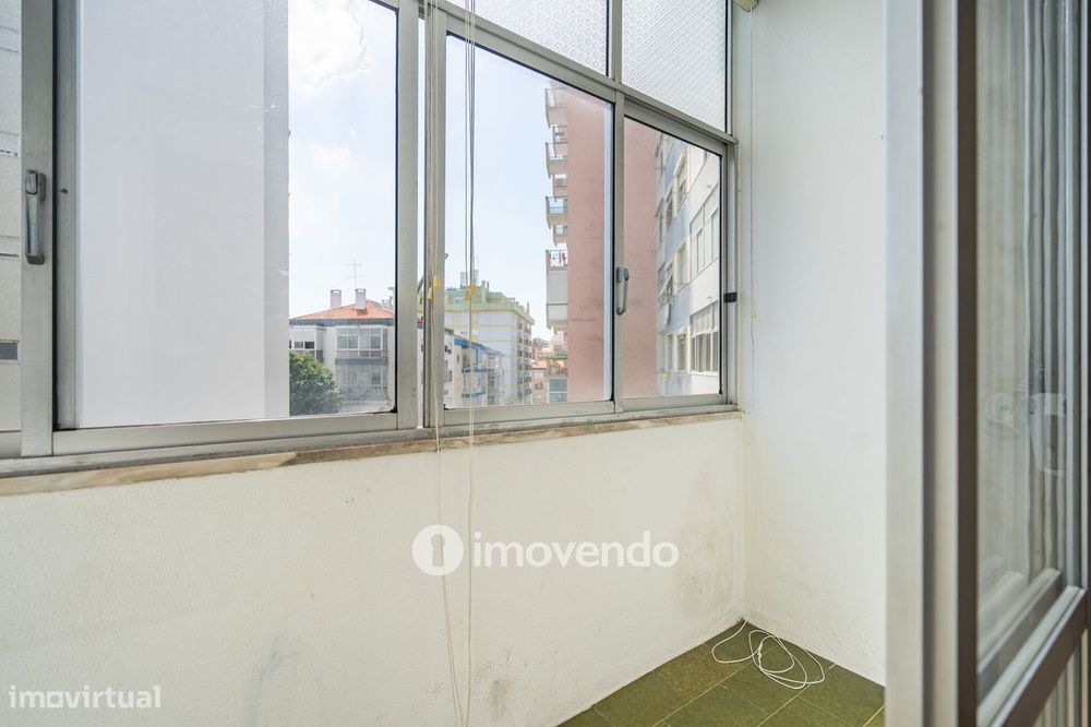 Apartamento T2, com boa luz natural, em Odivelas