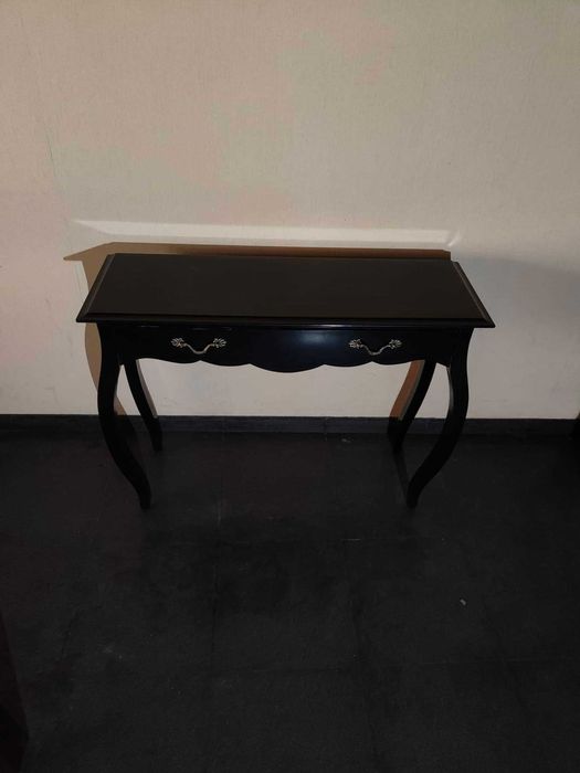 Mesa tipo credência com gaveta