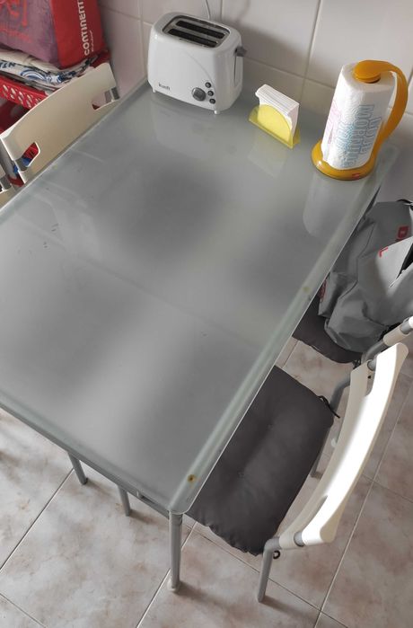 Mesa de cozinha tampo em vidro e 4 cadeiras