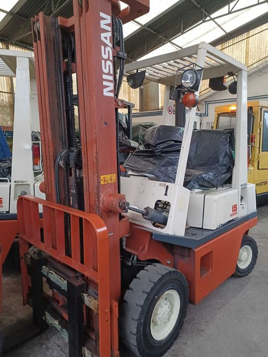 Empilhador Nissan a Diesel – Mastro Triplex, Pronto a Trabalhar!