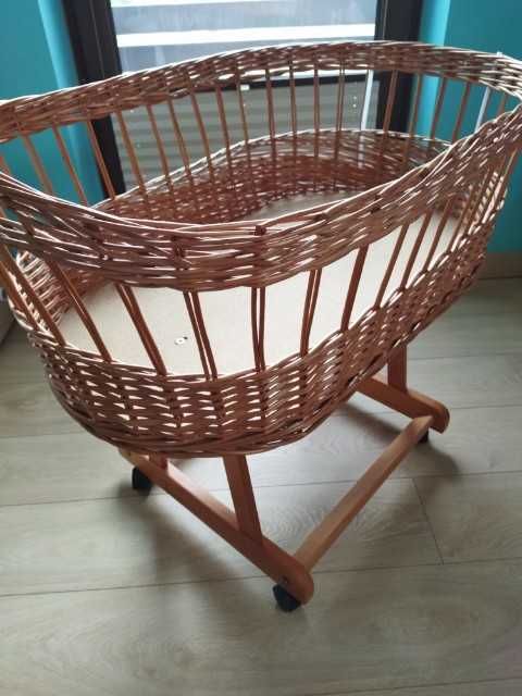 Koszyk Mojżesza z wilkiny na kółkach