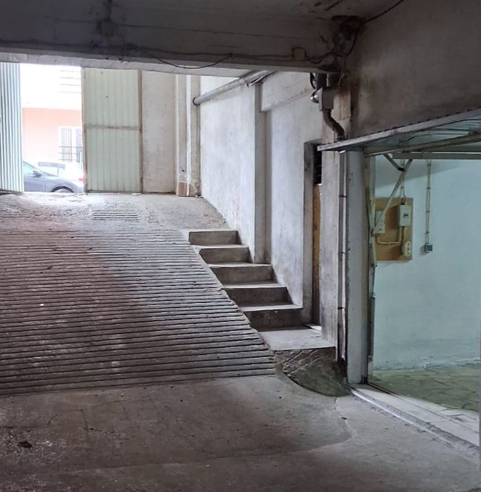 Garagem/Armazém box na Rinchoa - Av. Marquês de Pombal - Rio de Mouro