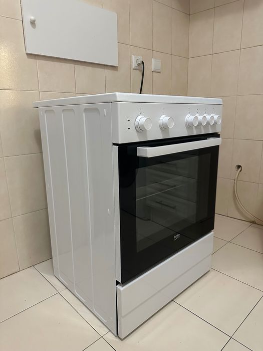Fogão BEKO FSS67000GW (71 L - Elétrico de Vitrocerâmica - Branco)