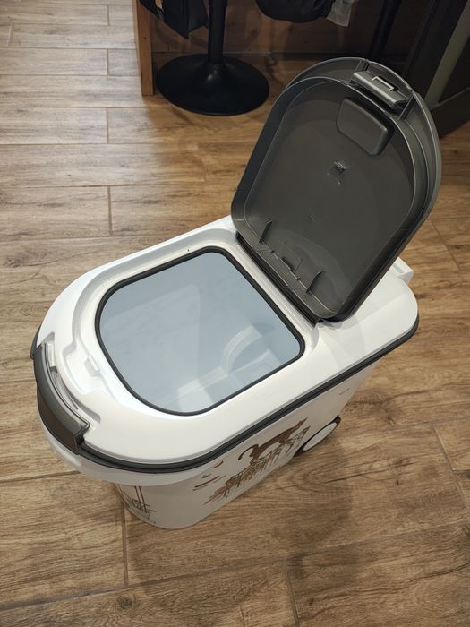 Pojemnik na suchy pokarm dla kotów 35L/12 kg