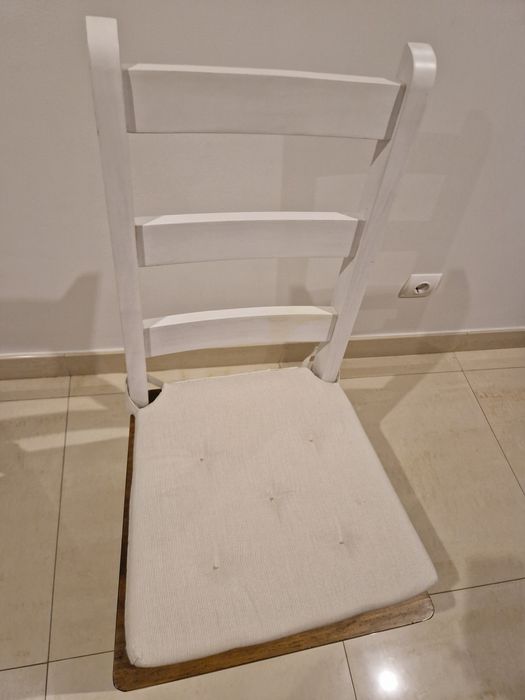 Conjunto de 6 cadeiras com almofada de sentar-se.