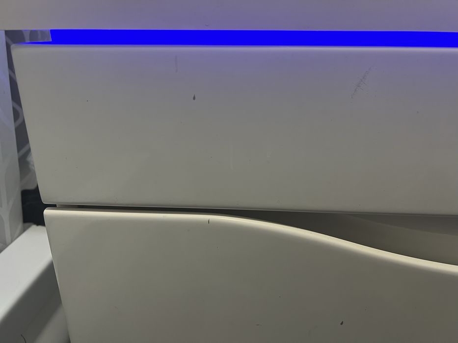 Тумба у ванну кімнату разом з умивальником і полотенцесушитель