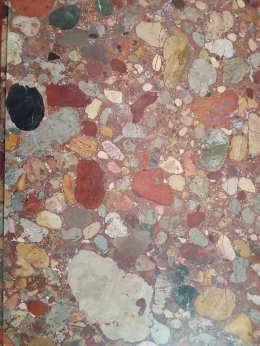 Mesa de sala com tampo de brecha da Arrábida