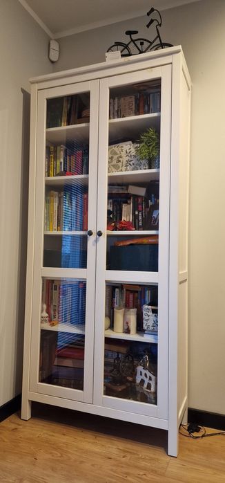 Biała witryna IKEA HEMNES – lite drewno