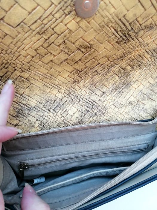 Mala Amarela a Tiracolo