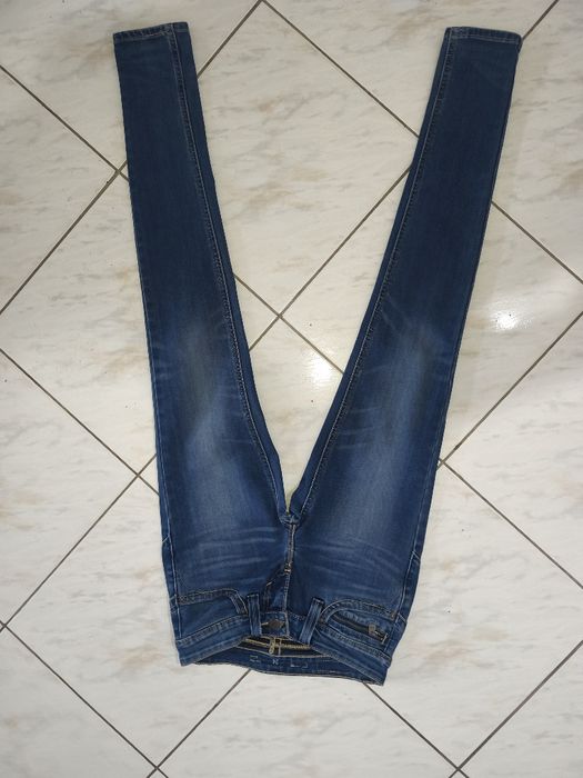 Jeansy damskie firmy Levi's w rozmiarze W24L32 .