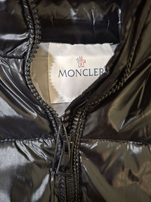Жилетка Moncler.