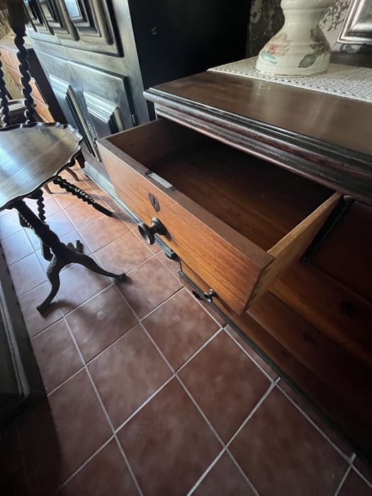 Cómoda Antiga Vinhática com Embutidos em Pau Santo