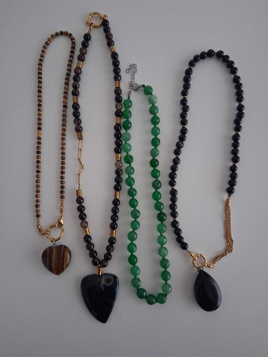 Colares de pedras naturais