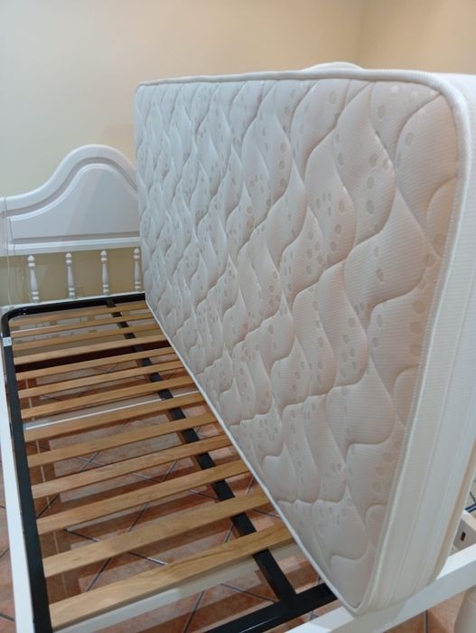 Cama 90x200 e mesa de cabeceira
