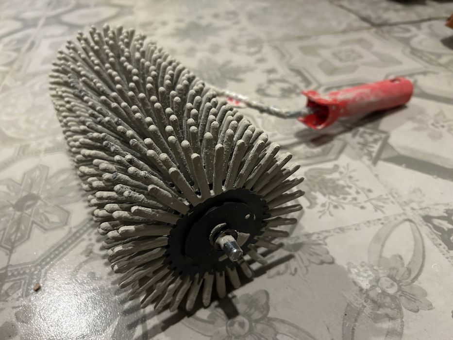 Wałek z kolcami do wylewki, gruby 25 cm